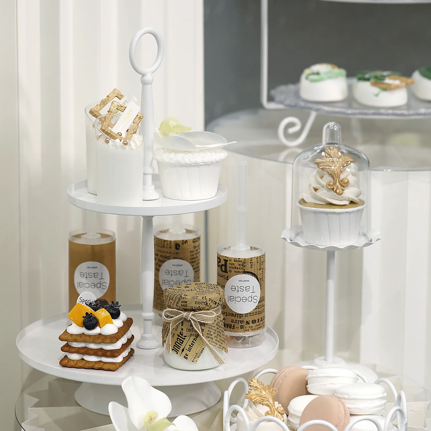 Plateau à gâteau blanc en fer  - Food Snacks With Iron avis et prix